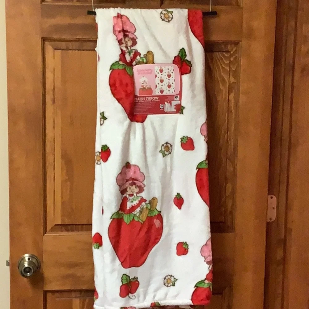 Strawberry Shortcake Plush Blanket ๐ - Picture 1 of 3